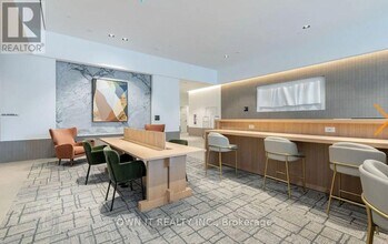 395 Square One Dr in Mississauga, ON - Building Photo - Building Photo