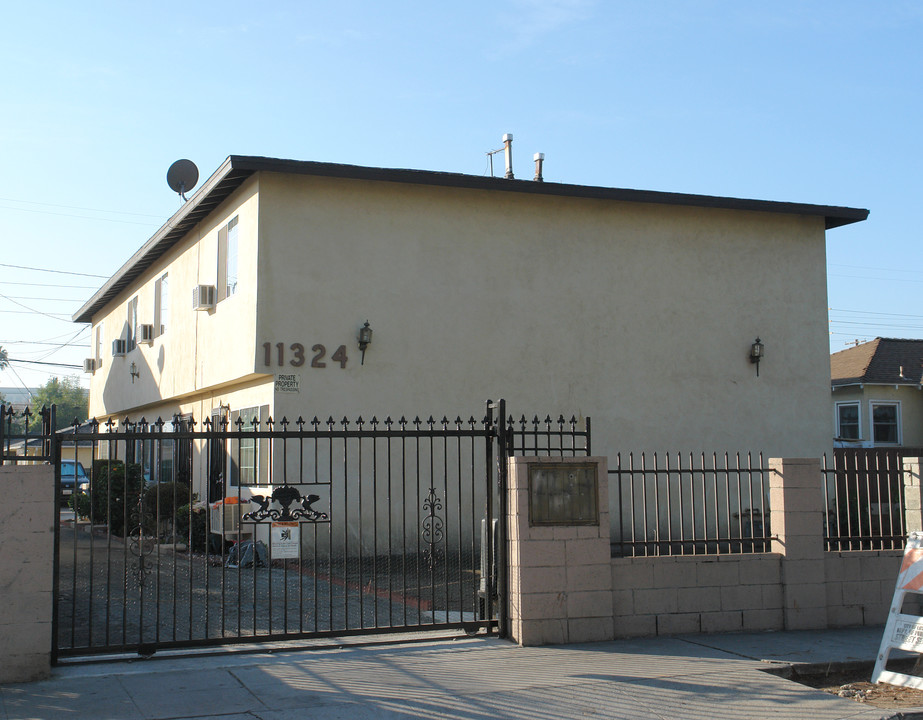 11324 Emelita St in North Hollywood, CA - Building Photo