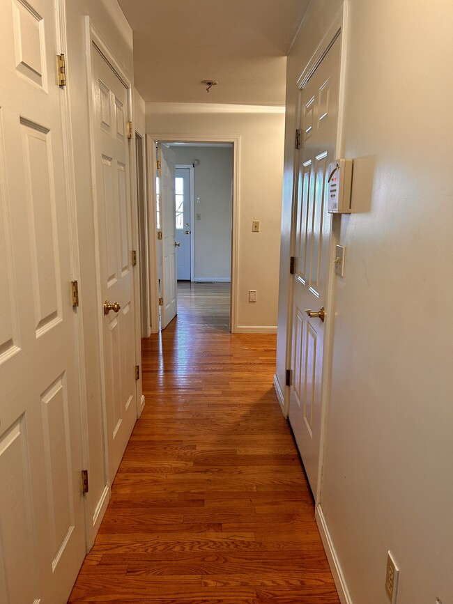 8B Gates Rd in Worcester, MA - Building Photo - Building Photo