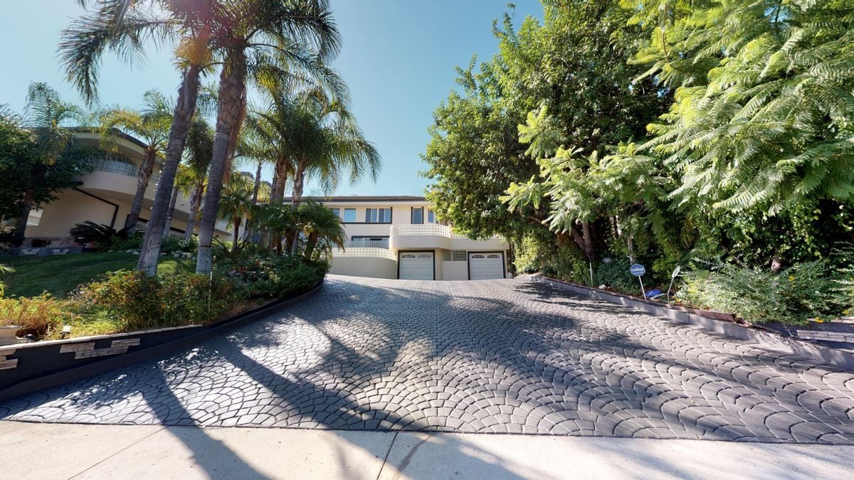 22500 N Summit Ridge Cir in Los Angeles, CA - Building Photo