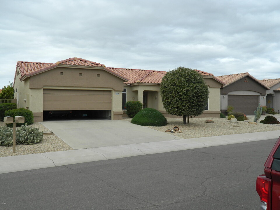 22520 N Vía De La Caballa in Sun City West, AZ - Foto de edificio