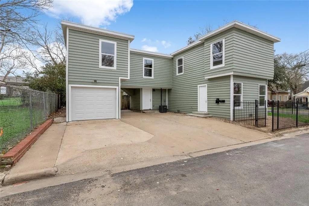 702 E Main St in Brenham, TX - Building Photo
