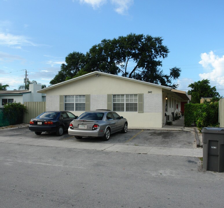 240 SW 23rd St in Fort Lauderdale, FL - Building Photo