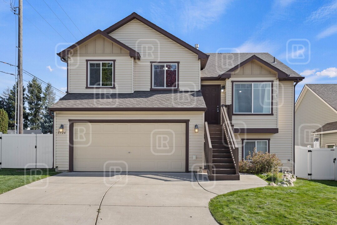 1526 N Coach Dr in Spokane Valley, WA - Building Photo