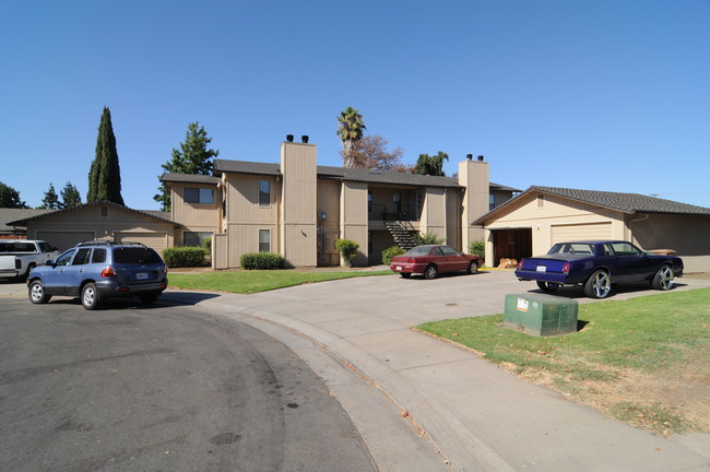 123 Adobe Ct in Lodi, CA - Building Photo - Building Photo