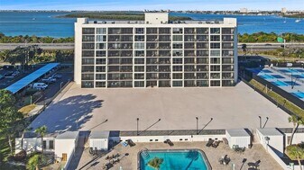 7100 Sunshine Skyway Ln S in St. Petersburg, FL - Building Photo