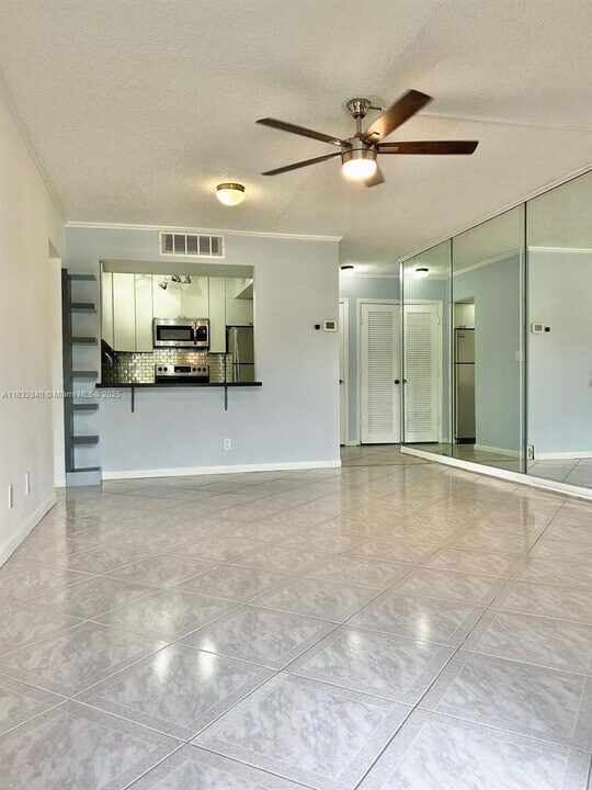 630 Tennis Club Dr in Wilton Manors, FL - Foto de edificio