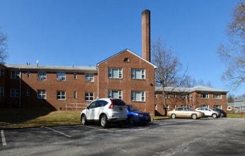 Cedar Hill Garden in Irvington, NY - Foto de edificio - Building Photo