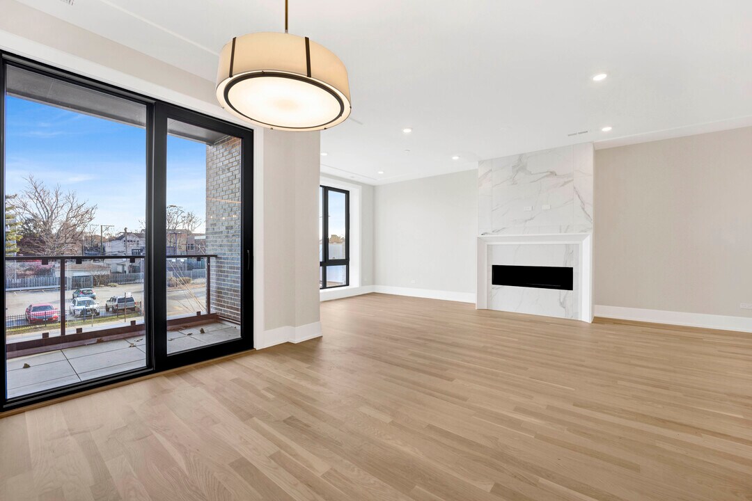 3352 N Ashland Ave, Unit 2S in Chicago, IL - Building Photo