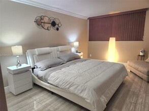 16251 Golf Club Rd in Weston, FL - Building Photo - Building Photo