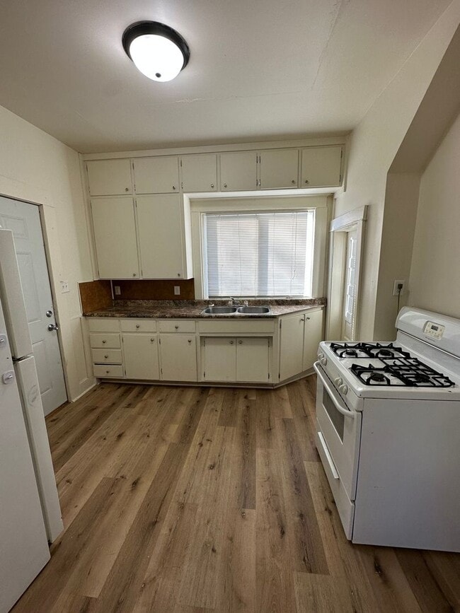 property at 1303 W 2nd St