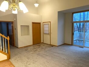 475 Hickory Ln N in Oakdale, MN - Foto de edificio - Building Photo