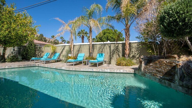 590 W Pico Rd in Palm Springs, CA - Building Photo - Building Photo