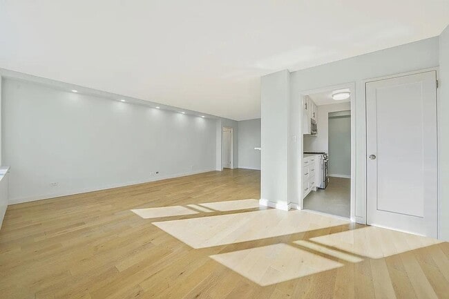 460 E 79th St in New York, NY - Building Photo - Building Photo