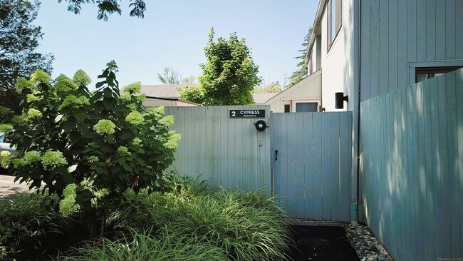 2 Cypress Ln in Ridgefield, CT - Building Photo - Building Photo