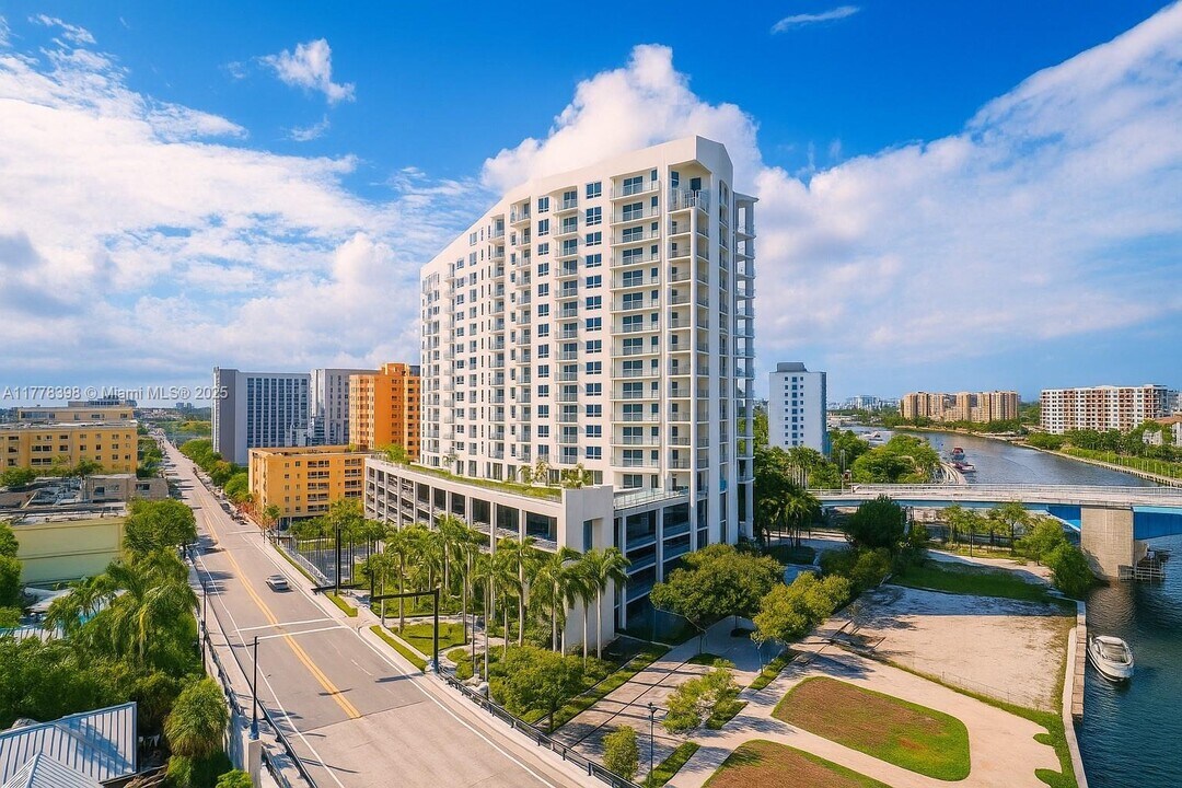 10 SW South River Dr in Miami, FL - Building Photo