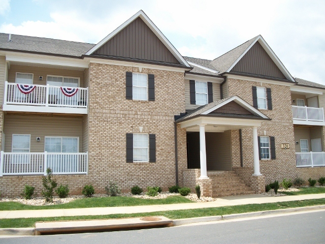 320 Capstone Dr in Lynchburg, VA - Foto de edificio