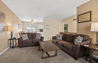 1604 E Drury Ln in Olathe, KS - Building Photo - Building Photo