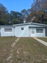 122 Sikes Dr in Crestview, FL - Foto de edificio - Building Photo