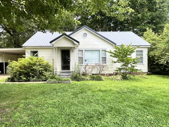 property at 621 N 28th Ave