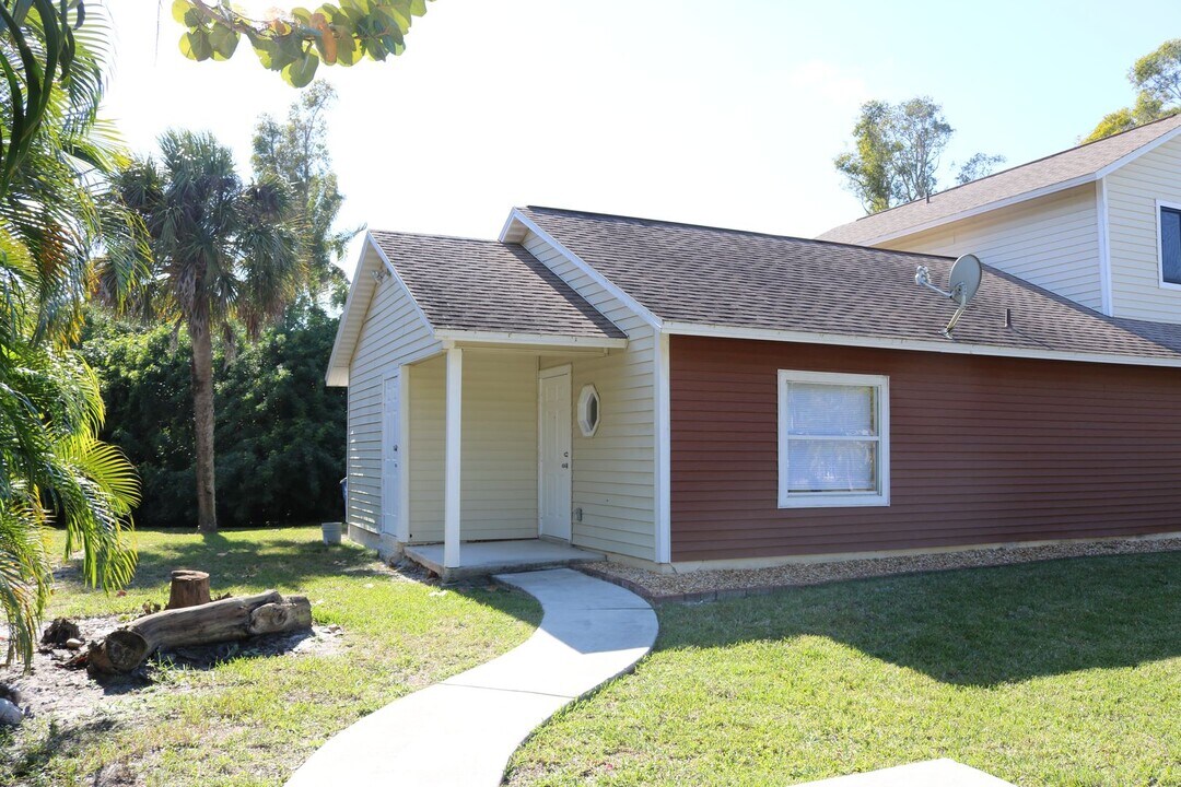17362-17364 E Carnegie Cir in Ft. Myers, FL - Building Photo
