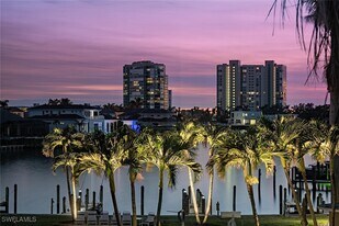 400 Park Shore Dr in Naples, FL - Building Photo