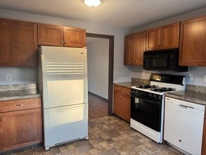 211 Skyview Dr in Cromwell, CT - Building Photo - Building Photo