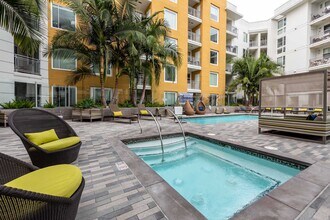 Desmond at Wilshire in Los Angeles, CA - Building Photo - Building Photo