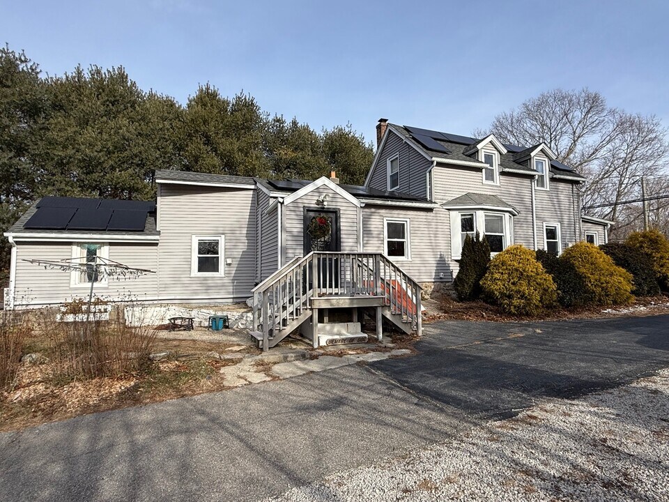 120 Bloomingdale Rd in Quaker Hill, CT - Foto de edificio