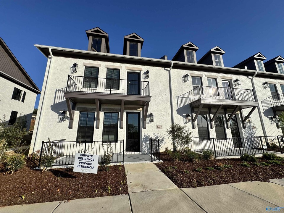 697 Town Madison Blvd in Madison, AL - Foto de edificio