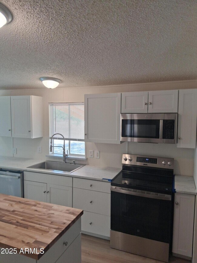 28714 N 213th Ave in Wittmann, AZ - Building Photo - Building Photo