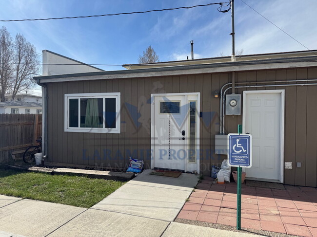 869 N 4th St, Unit B