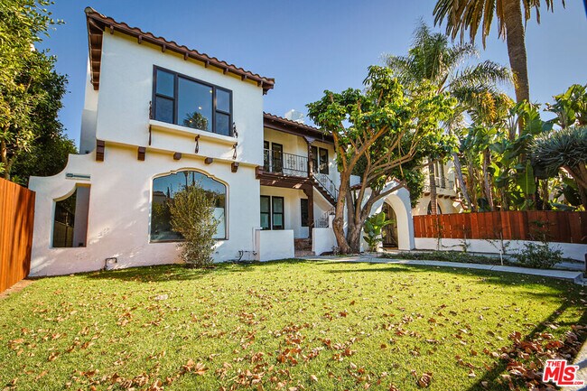 322 Croft Ave in Los Angeles, CA - Building Photo - Building Photo