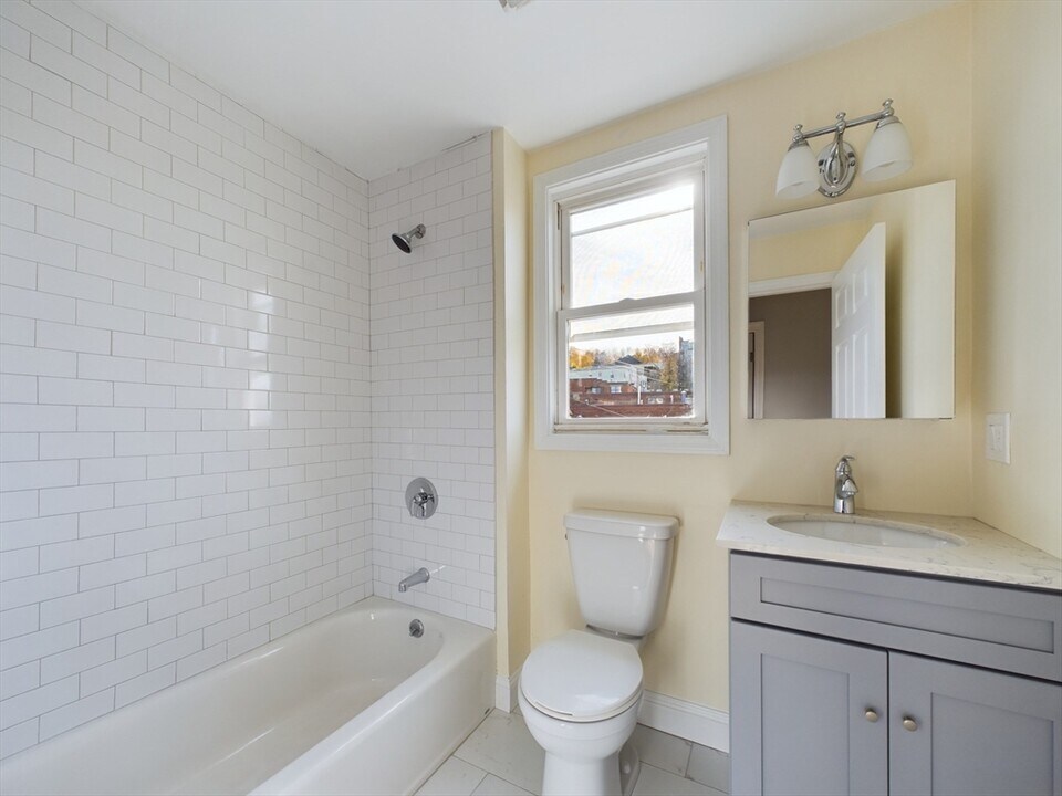 39 Calumet St, Unit 2 in Boston, MA - Building Photo