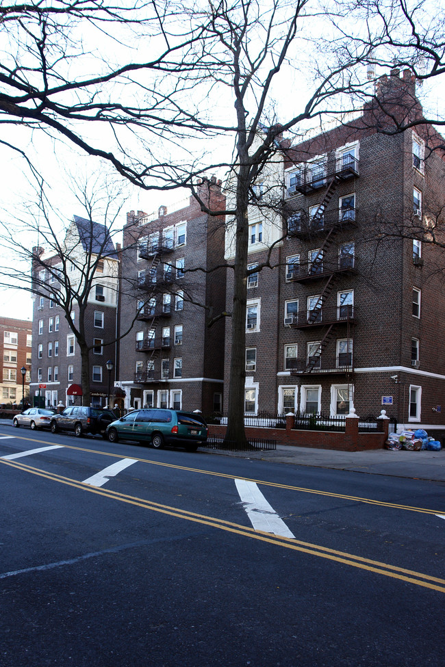 3640 Bowne St in Flushing, NY - Foto de edificio - Building Photo