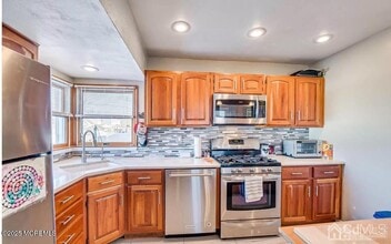 166 Bedford Ave in Iselin, NJ - Building Photo - Building Photo