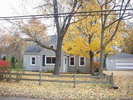 4790 Elizabeth Lake Rd in Waterford Township, MI - Building Photo