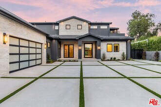 5625 Penland Rd in Hidden Hills, CA - Building Photo - Building Photo