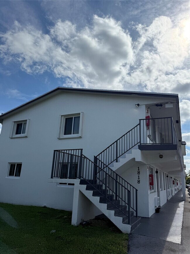 1818 E Oakland Park Blvd in Fort Lauderdale, FL - Building Photo - Building Photo