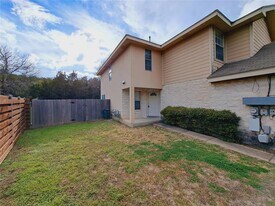 6703 Hill Oaks Dr in Austin, TX - Building Photo