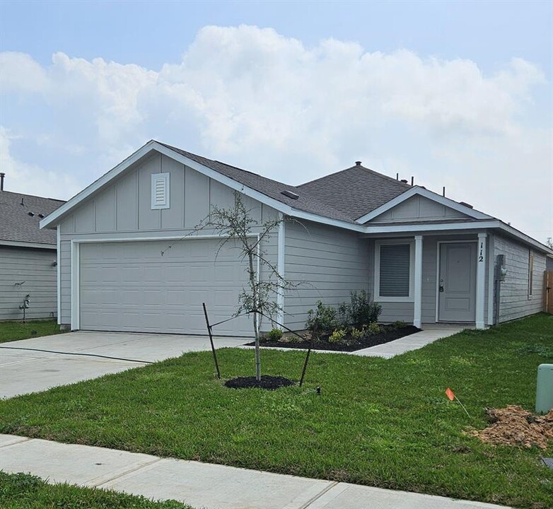 112 Lisa Marie Dr in Angleton, TX - Building Photo