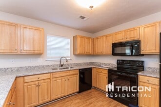 19021 Kanawha Dr in Cornelius, NC - Foto de edificio - Building Photo