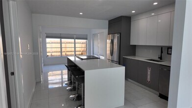 2100 N 57th Way in Hollywood, FL - Foto de edificio - Building Photo