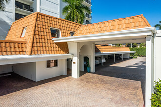 Gulf View Beach Club in Naples, FL - Building Photo - Building Photo