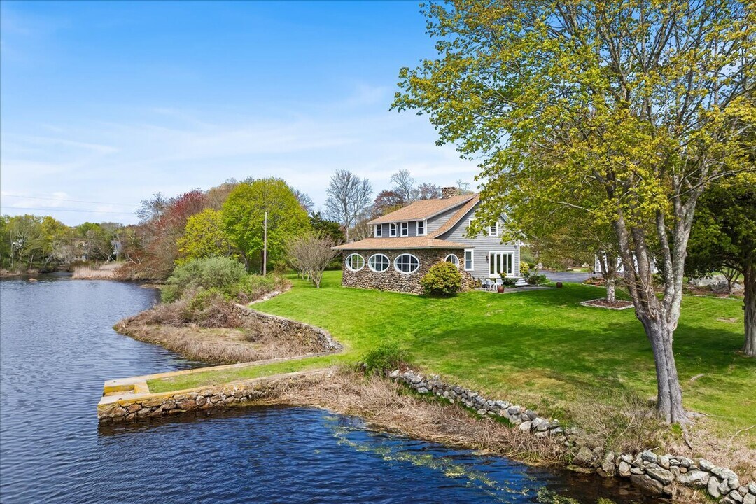 28 Palmer Neck Rd in Stonington, CT - Foto de edificio