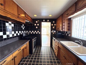 1049 W 65th Pl in Los Angeles, CA - Building Photo - Building Photo