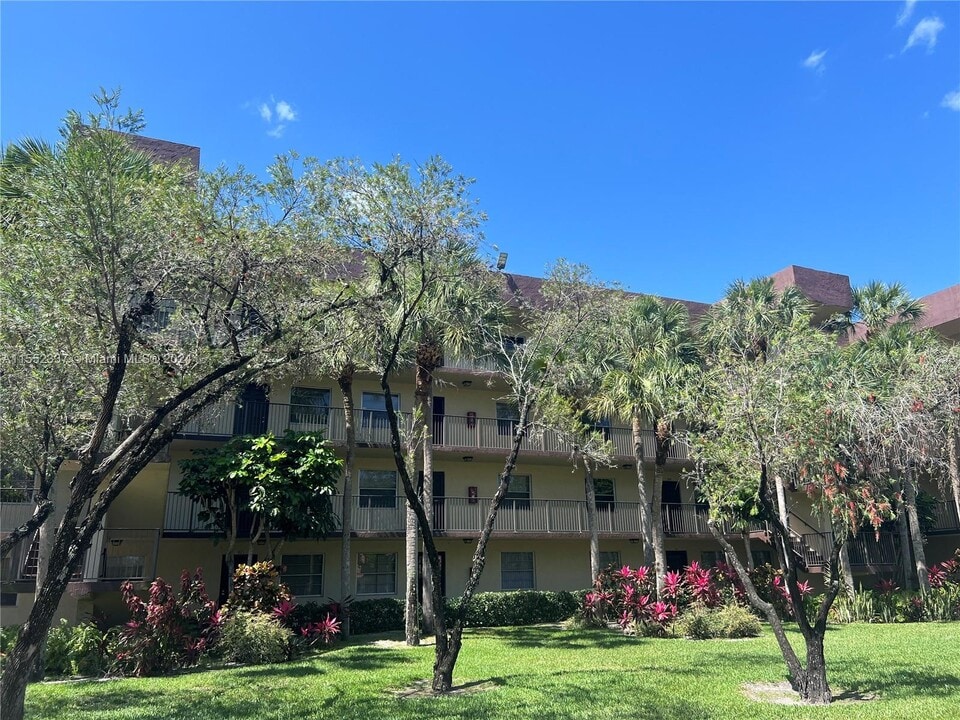 3301 NW 47th Ter, Unit 203 in Lauderdale Lakes, FL - Building Photo