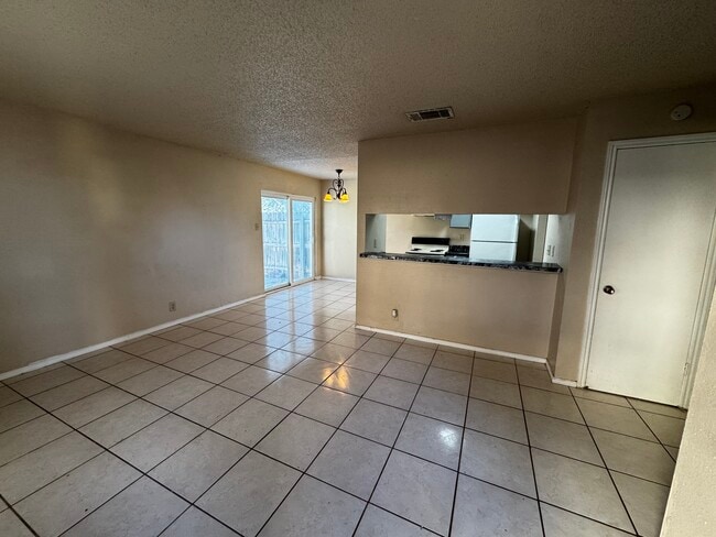 5213 Meadow Field, Unit Apt 1 in San Antonio, TX - Foto de edificio - Building Photo