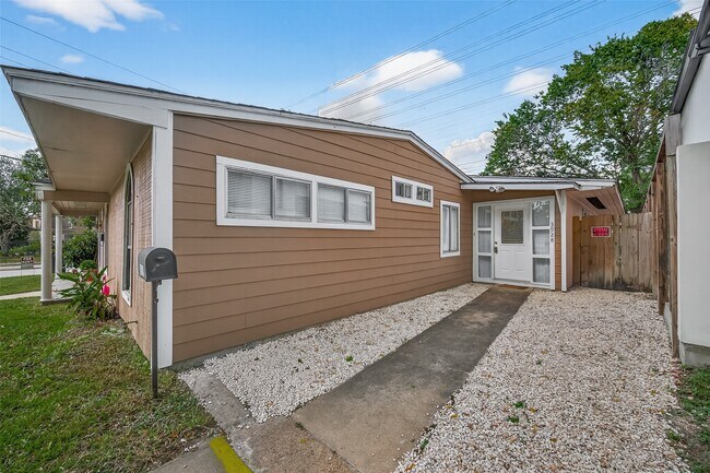 3928 Childress St in Houston, TX - Foto de edificio - Building Photo