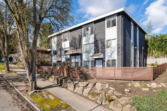 3000 E Spruce St in Seattle, WA - Building Photo - Building Photo